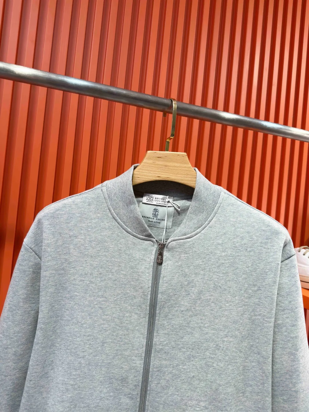 BRUNELLO CUCINELLI BC Brunello Cucinelli Slightly wide version S-XL 26ss BC Lion Ball Micro Badge New product top fashion counter model Super explosive super silky plain 🪡Embroidered jacket🧥 Exquisite heavy craftsmanship round neck short sleeves It can be said that the counter model is very mature in integrating trend elements. Exquisite craft counter fabrics, blended with top elements, Classic short sleeves with 3 labels, trendy men's fashion, unparalleled comfort in terms of upper body comfort, can be said to be a must-have for summer. The black and white colors are carefully crafted as the main body, and against the pure black background, it seems to reveal a mysterious atmosphere coming from the starry sky. The softest material and fabric used can perfectly soothe every inch of skin and provide an excellent touch experience. The organic combination of style and craftsmanship makes the matching experience more complicated. Whether it is worn as an inner layer or worn alone, it is a very ingenious piece ~ worth buying! ! Plant grass online~~Highly recommended! ! ! Color: Apricot Gray Size chart: S: Shoulder width 51-Bust 56-Length 69 M: Shoulder width 52.5-Bust 58-Length 71 L: Shoulder width 54-Bust 60-Length 73 XL: Shoulder width 55.5-Bust 62-Length 75